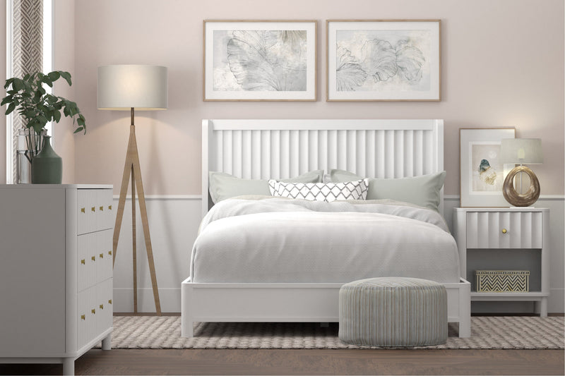 Daylan Queen Scalloped Panel Bed, White Alpine