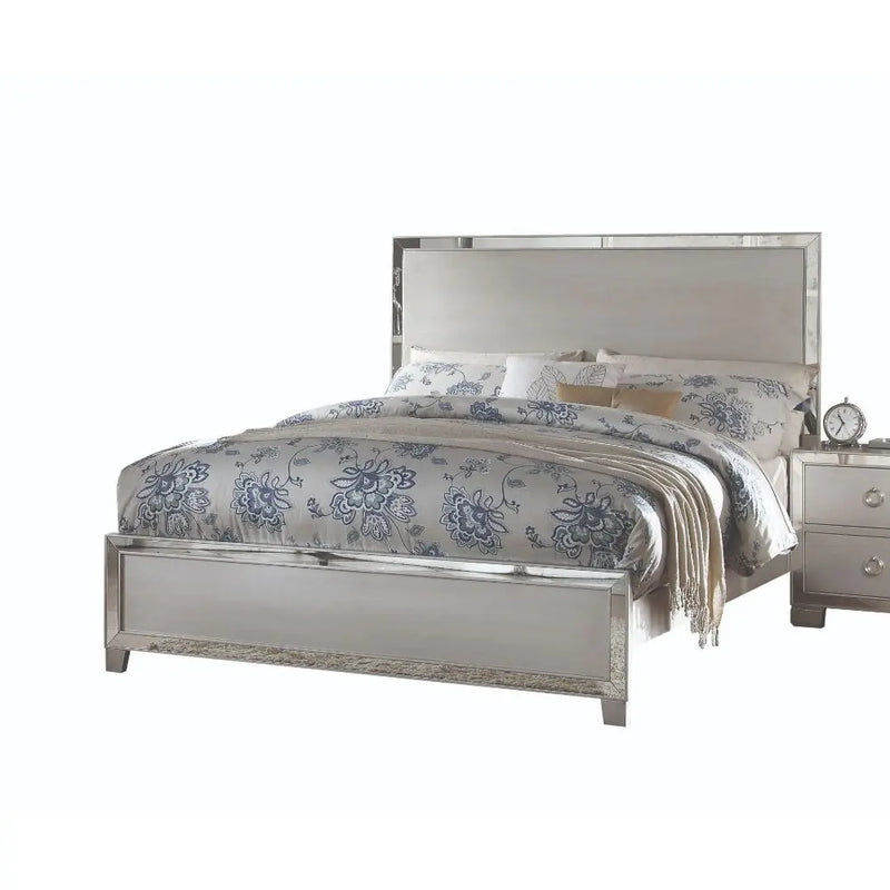 Abram Queen Bed, Platinum iHome Studio