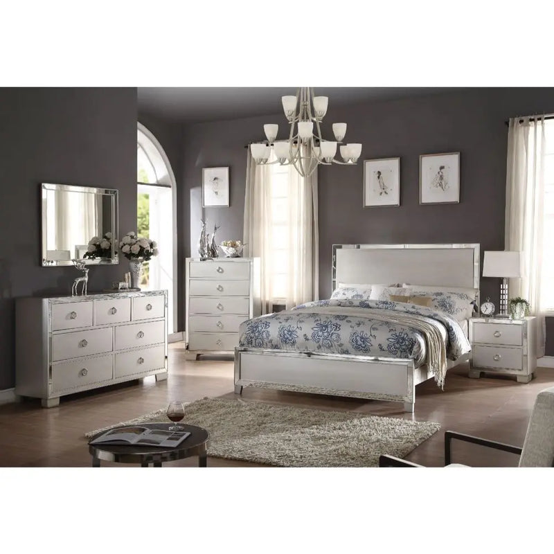 Abram Queen Bed, Platinum iHome Studio